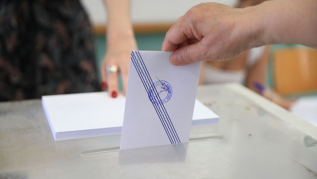 Άνοδο της ΝΔ δείχνουν δύο νέες δημοσκοπήσεις - Απαραίτητη η πολιτική αλλαγή για δικαιοσύνη, λέει το 68%